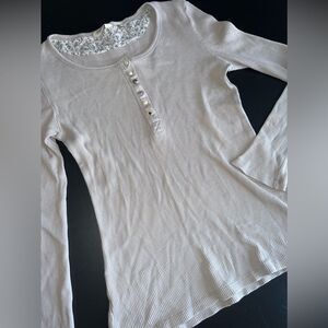 Dylan by True Grit Light Gray Thermal top W/ Cute Buttons Size Medium EUC